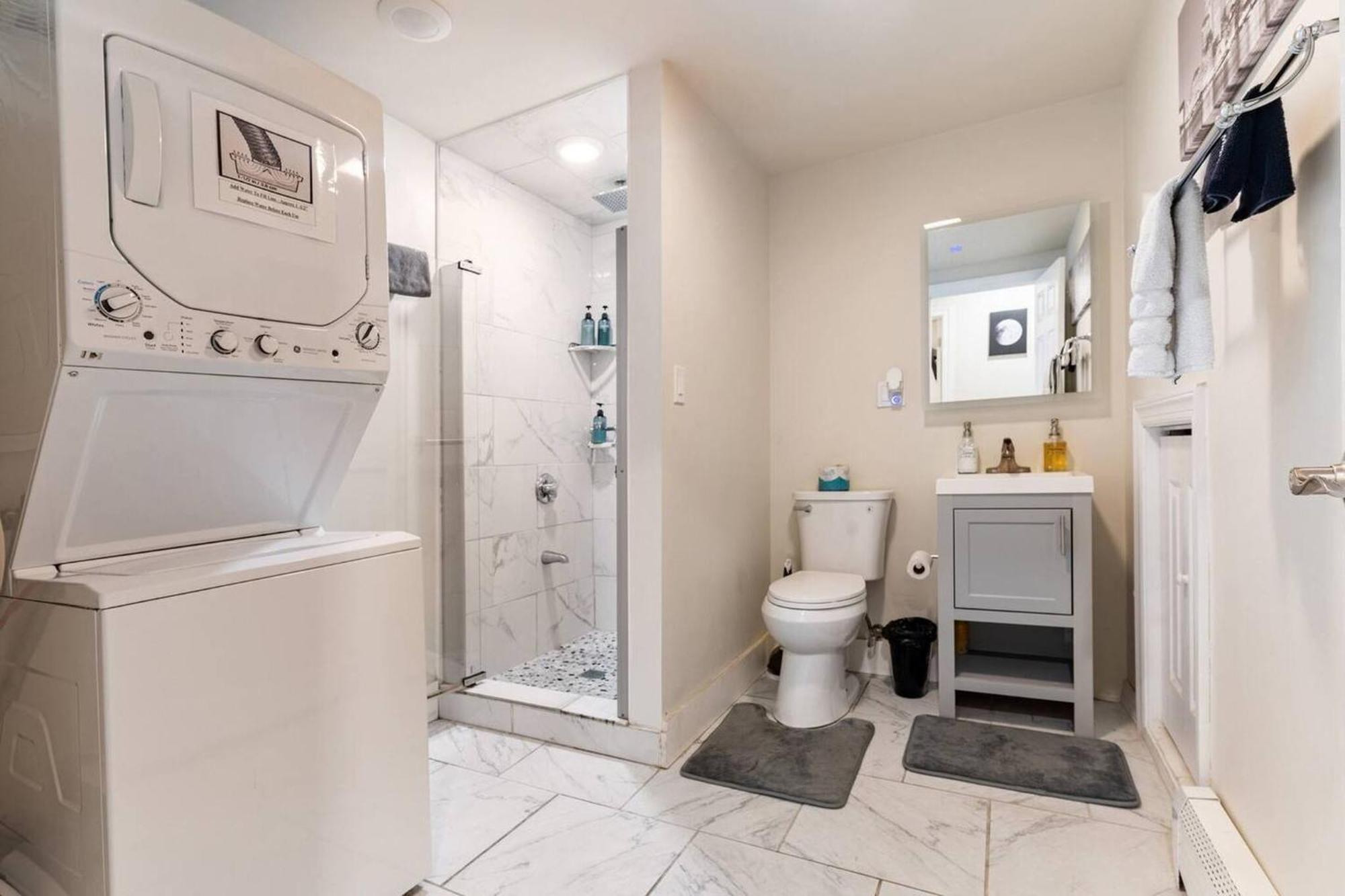 Modern & Cozy 3-br Near Downtown *